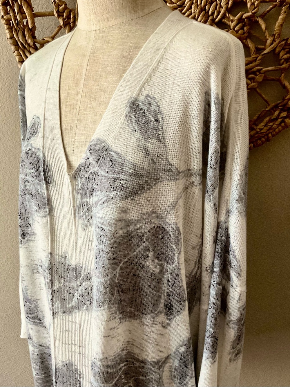 NIC+ZOE Women Linen/ Viscous Cream V-Neck Floral Knit Top with Gray Print. 3X